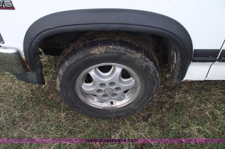 image for item C5921 1995 Dodge Dakota SLT club cab pickup truck