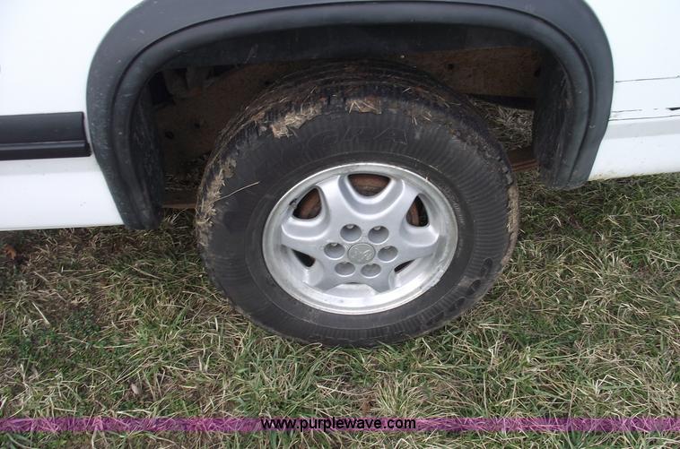 image for item C5921 1995 Dodge Dakota SLT club cab pickup truck