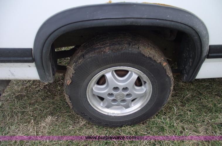 image for item C5921 1995 Dodge Dakota SLT club cab pickup truck