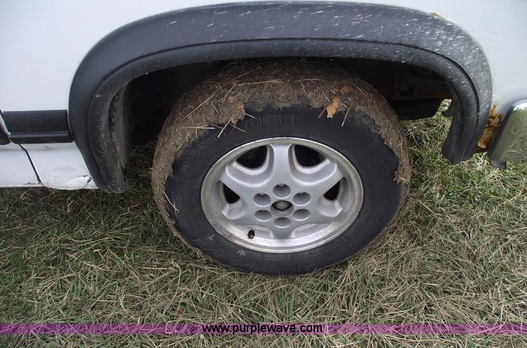 image for item C5921 1995 Dodge Dakota SLT club cab pickup truck