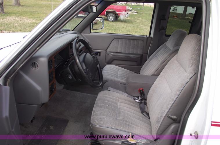 image for item C5921 1995 Dodge Dakota SLT club cab pickup truck