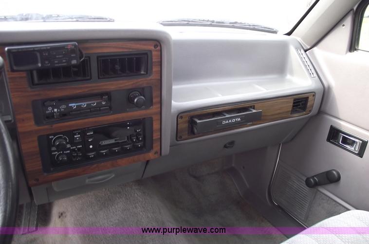 image for item C5921 1995 Dodge Dakota SLT club cab pickup truck