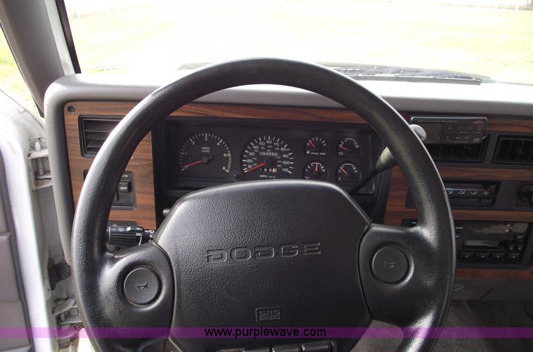 image for item C5921 1995 Dodge Dakota SLT club cab pickup truck