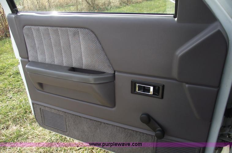 image for item C5921 1995 Dodge Dakota SLT club cab pickup truck