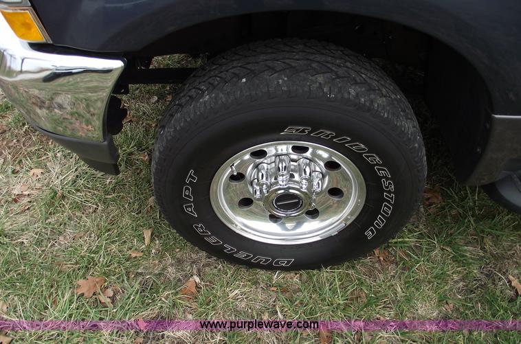 image for item C5942 2002 Ford Excursion XLT SUV