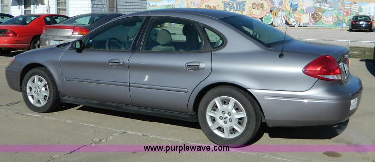 image for item D8523 2007 Ford Taurus SE