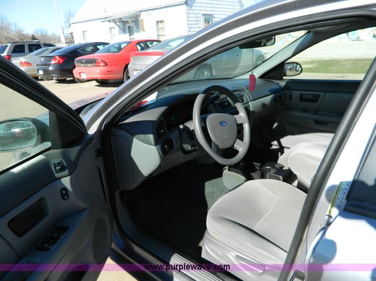 image for item D8523 2007 Ford Taurus SE