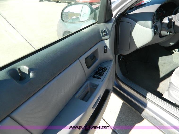 image for item D8523 2007 Ford Taurus SE