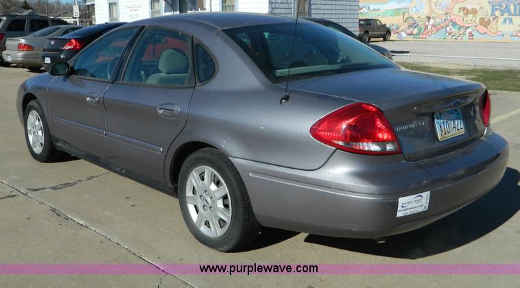 image for item D8524 2007 Ford Taurus SE