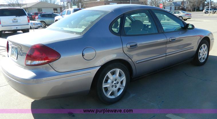 image for item D8524 2007 Ford Taurus SE