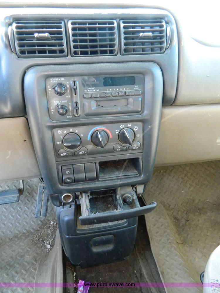 image for item D8687 1998 Chevrolet Venture  van
