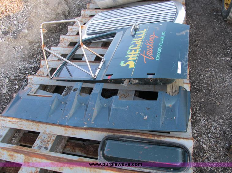 image for item D9274 1981 Ford L9000 Louisville body parts