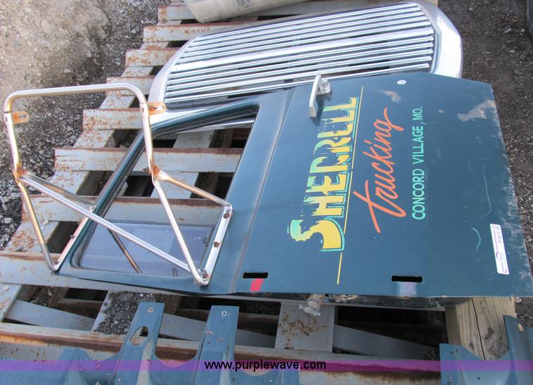 image for item D9274 1981 Ford L9000 Louisville body parts