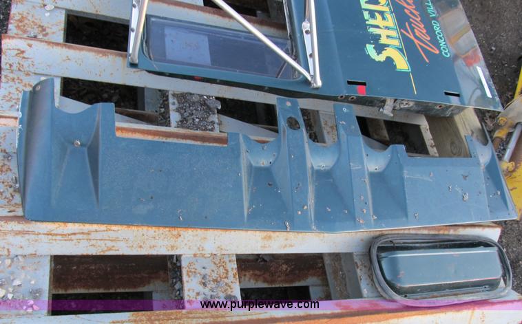 image for item D9274 1981 Ford L9000 Louisville body parts