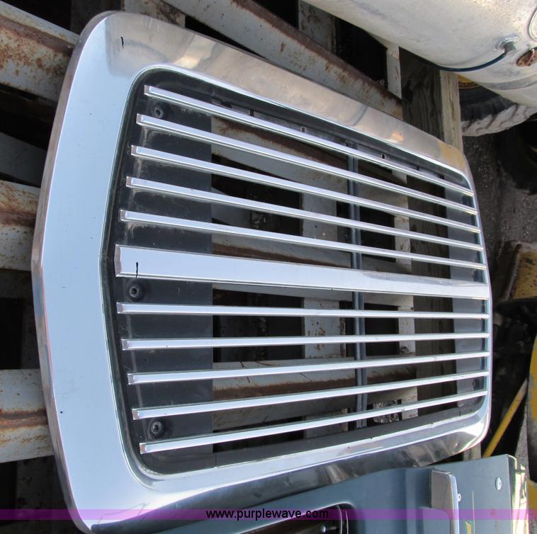 image for item D9274 1981 Ford L9000 Louisville body parts