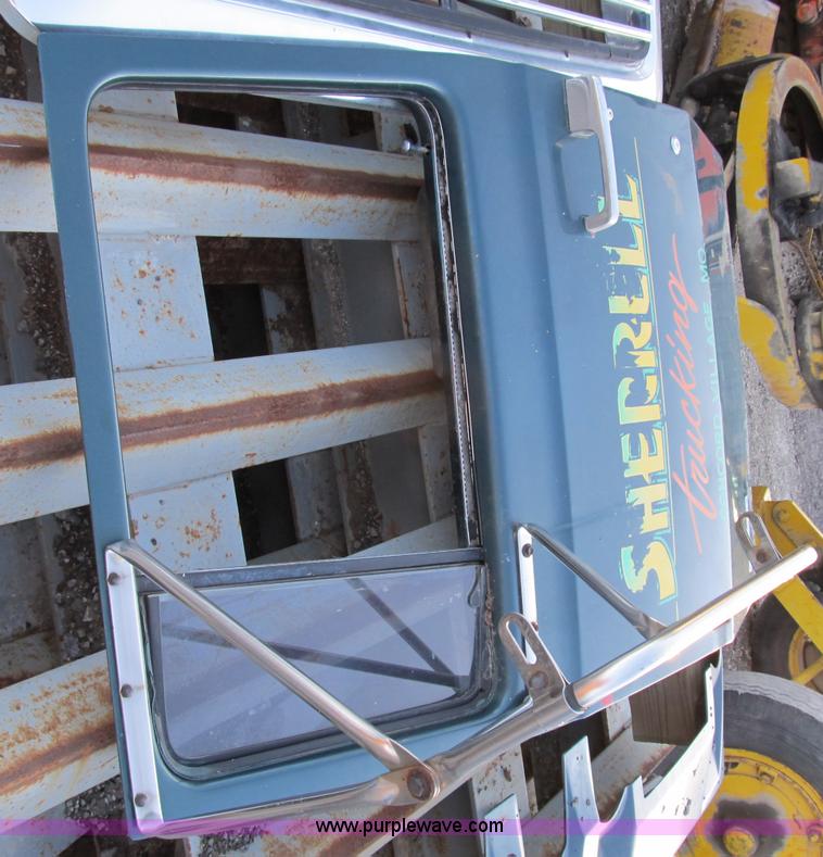 image for item D9274 1981 Ford L9000 Louisville body parts