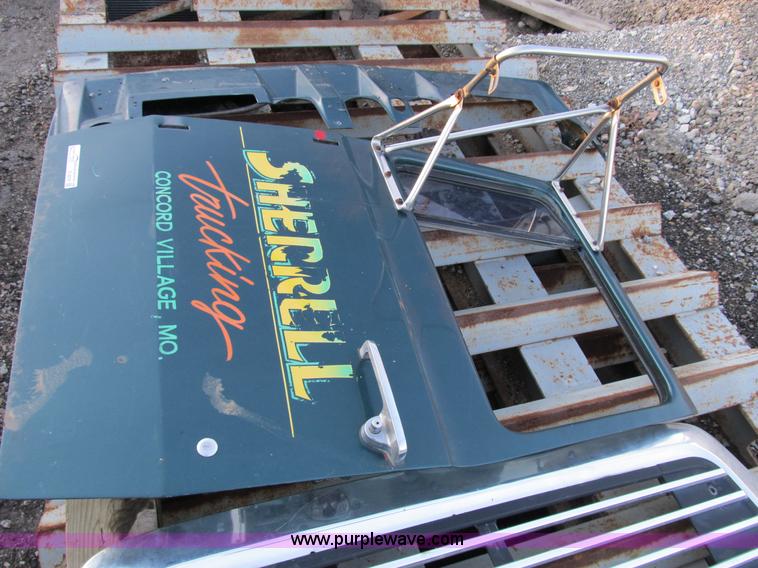 image for item D9274 1981 Ford L9000 Louisville body parts