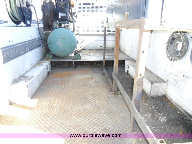 image for item B2165 2005 Ford F350 Super Duty service truck