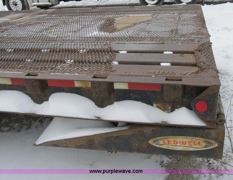 image for item B2585 2007 Ledwell 48' hydratail trailer