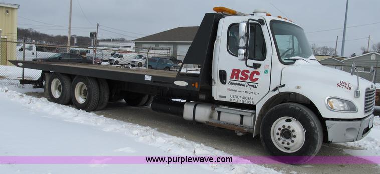 image for item B2586 2006 Freightliner M2 106 rollback truck