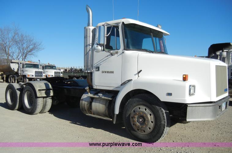 image for item A3386 1994 Volvo WG semi truck