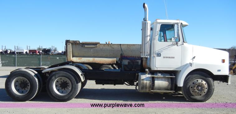 image for item A3386 1994 Volvo WG semi truck