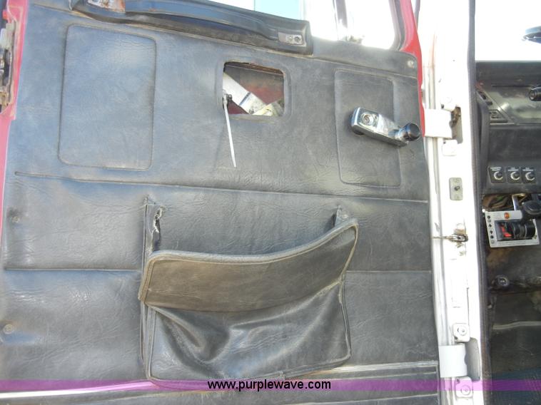 image for item A3386 1994 Volvo WG semi truck