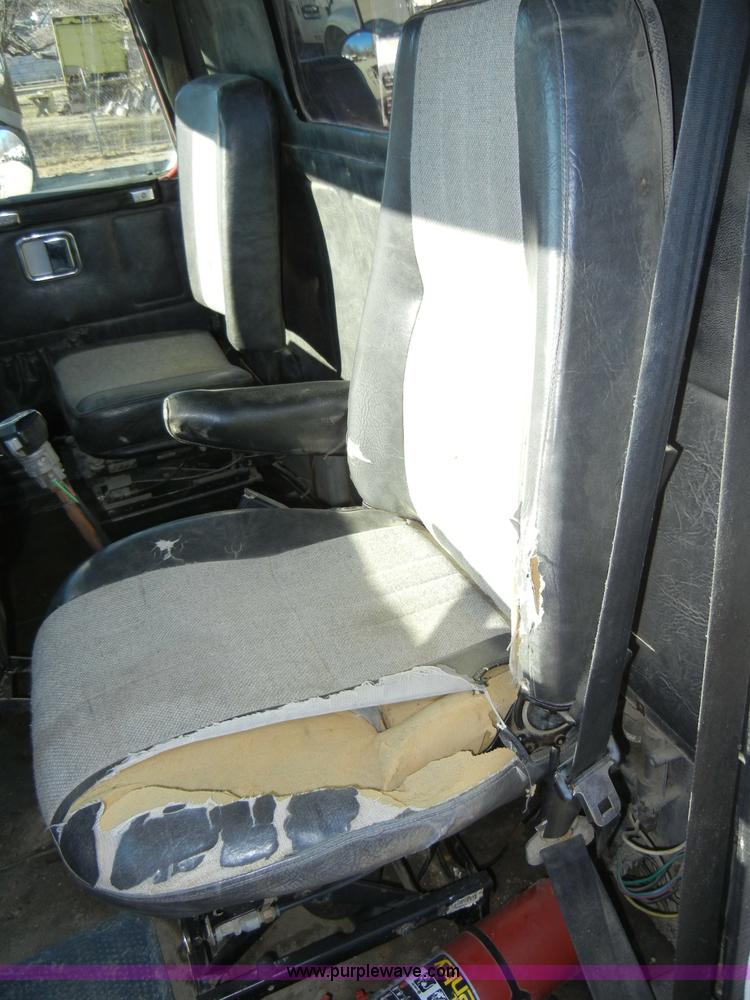 image for item A3386 1994 Volvo WG semi truck