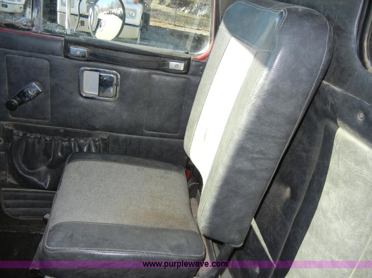 image for item A3386 1994 Volvo WG semi truck