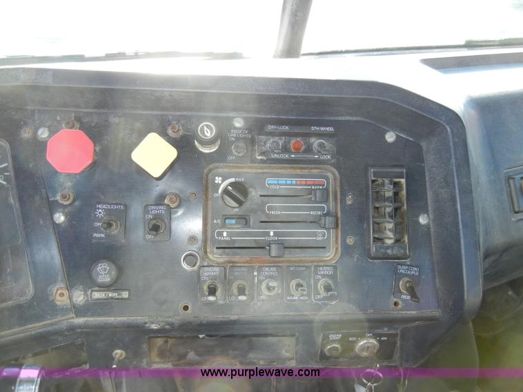 image for item A3386 1994 Volvo WG semi truck