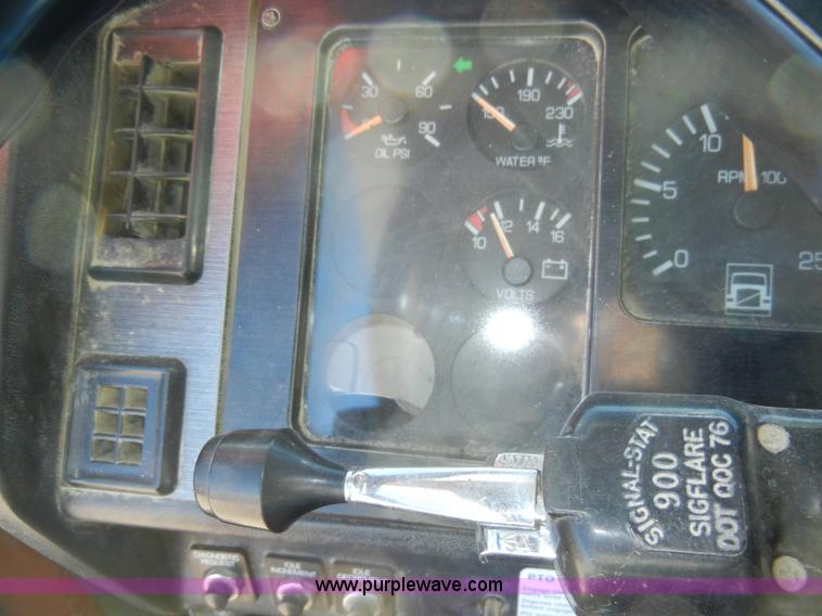 image for item A3386 1994 Volvo WG semi truck