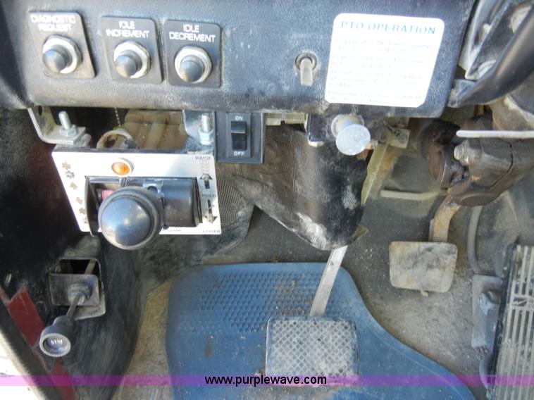 image for item A3386 1994 Volvo WG semi truck