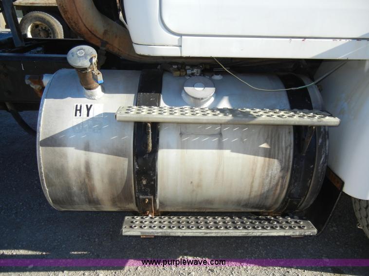 image for item A3386 1994 Volvo WG semi truck