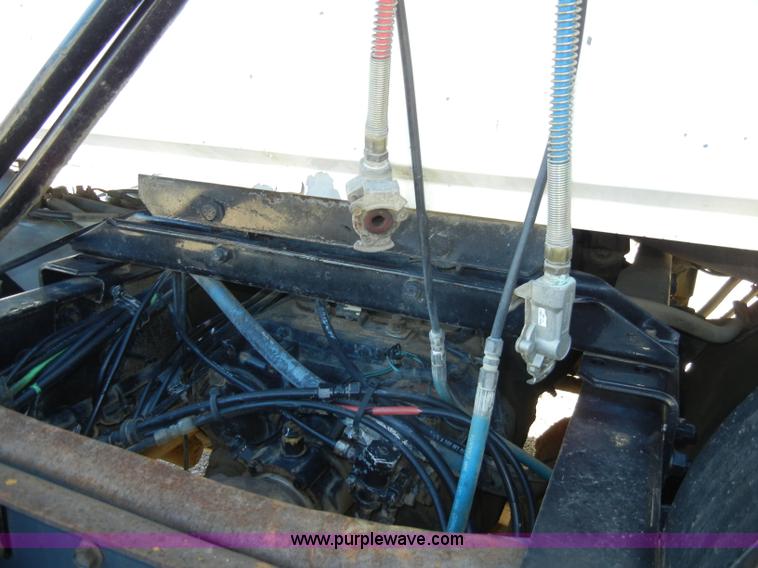 image for item A3386 1994 Volvo WG semi truck