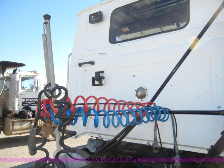 image for item A3386 1994 Volvo WG semi truck