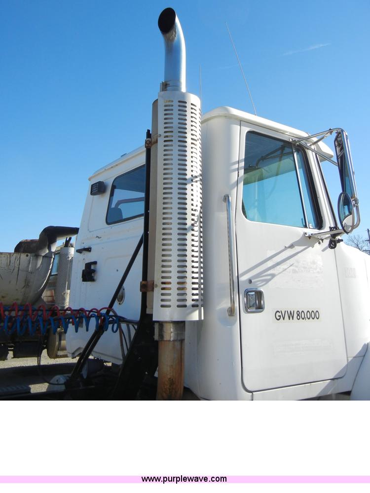 image for item A3386 1994 Volvo WG semi truck