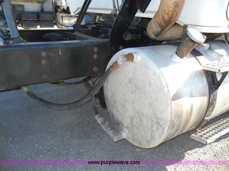 image for item A3386 1994 Volvo WG semi truck