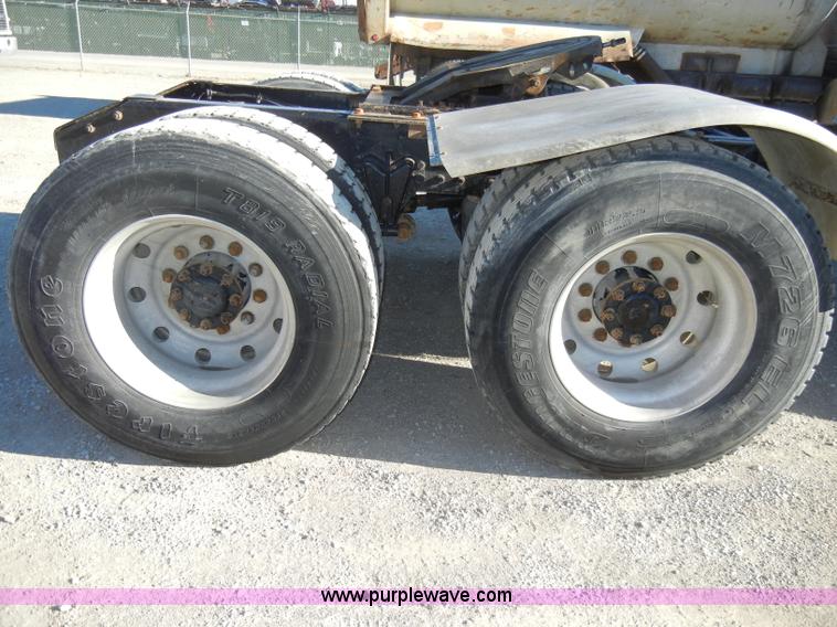 image for item A3386 1994 Volvo WG semi truck