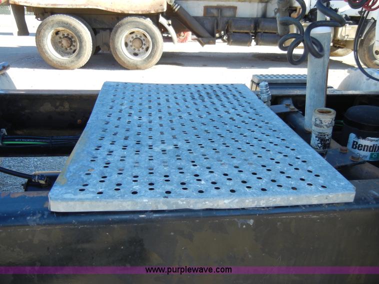 image for item A3386 1994 Volvo WG semi truck