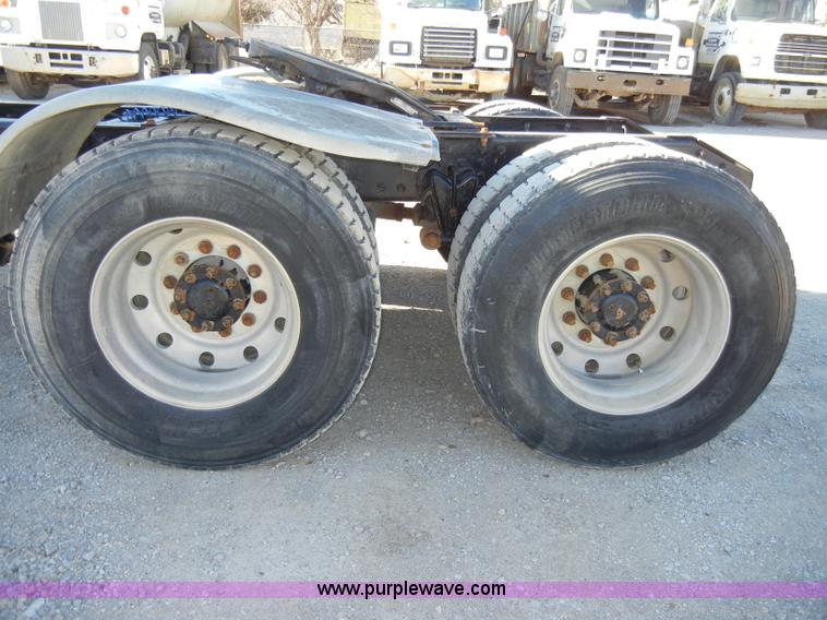 image for item A3386 1994 Volvo WG semi truck