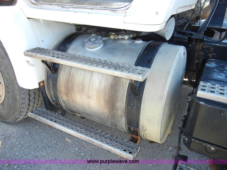 image for item A3386 1994 Volvo WG semi truck