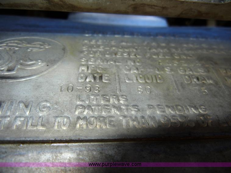 image for item A3386 1994 Volvo WG semi truck