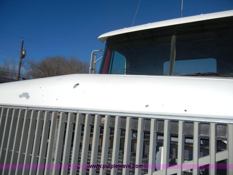 image for item A3386 1994 Volvo WG semi truck