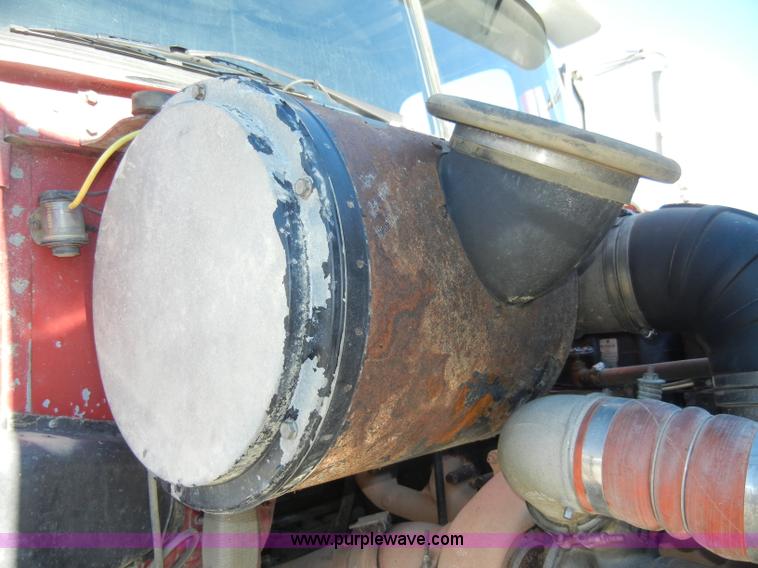 image for item A3386 1994 Volvo WG semi truck