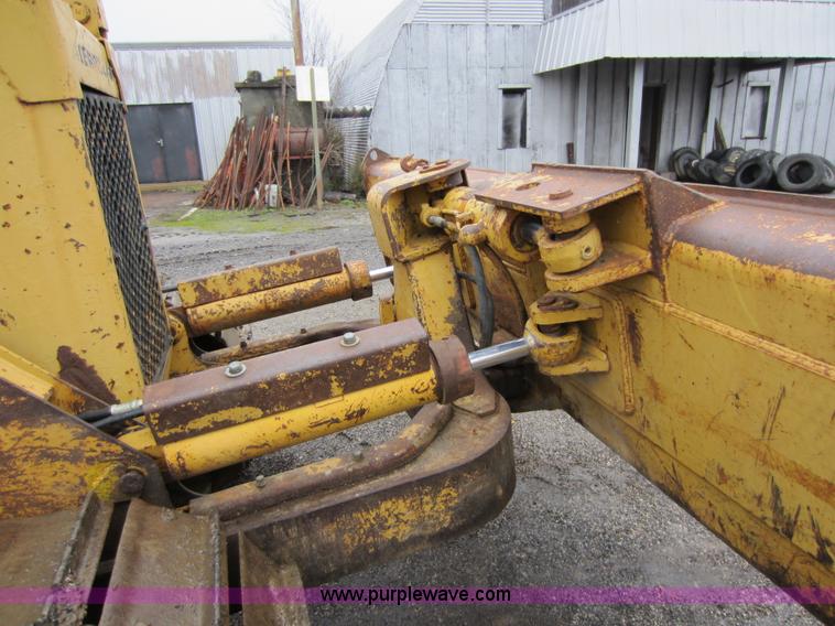 image for item A5672 1983 Caterpillar D3B dozer
