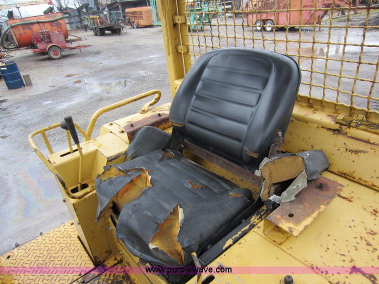image for item A5672 1983 Caterpillar D3B dozer