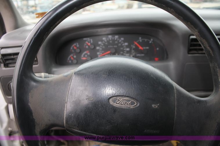 image for item A6622 2001 Ford F450 XL Super Duty pickup truck