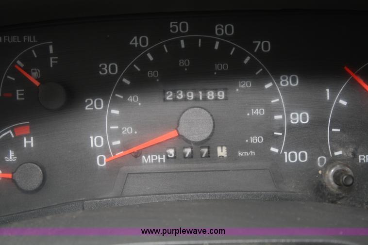 image for item A6622 2001 Ford F450 XL Super Duty pickup truck