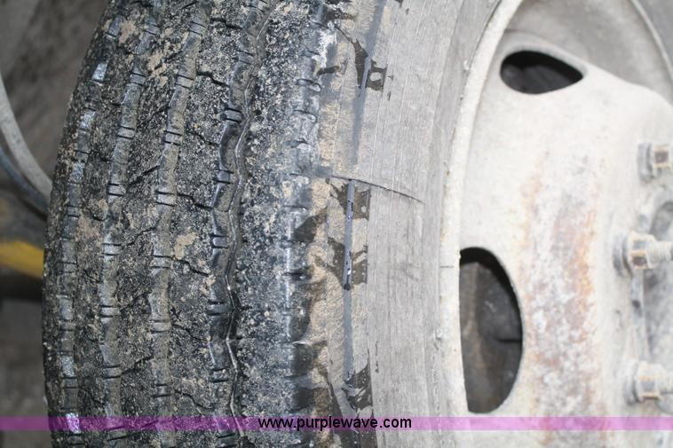 image for item A6622 2001 Ford F450 XL Super Duty pickup truck