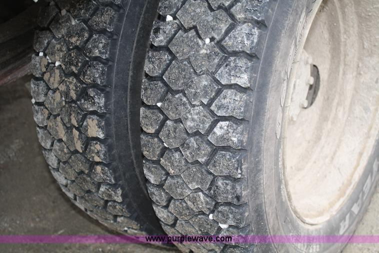 image for item A6622 2001 Ford F450 XL Super Duty pickup truck